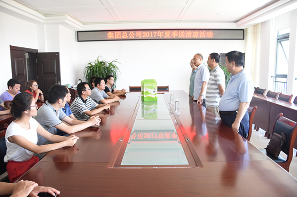 集團(tuán)總公司領(lǐng)導(dǎo)慰問(wèn)新區(qū)公司干部職工