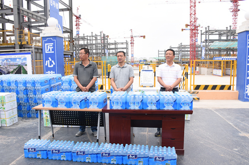 新區(qū)公司領(lǐng)導(dǎo)深入項(xiàng)目一線“送清涼”